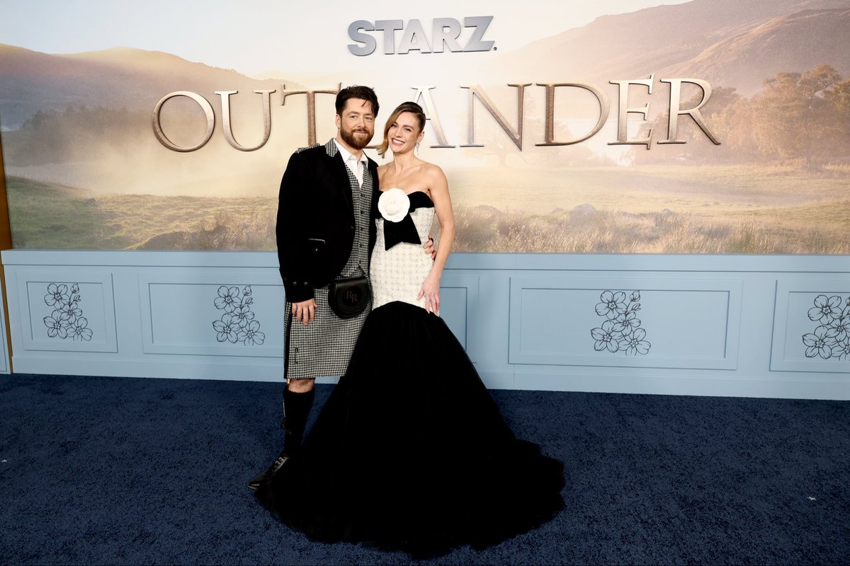 extratv's tweet photo. Sophie Skelton &amp; Richard Rankin hit the red carpet for the #Outlander Season 8 NYC premiere! 🥰

@Outlander_STARZ #OutlanderForever https://t.co/q6fyS5BtIO