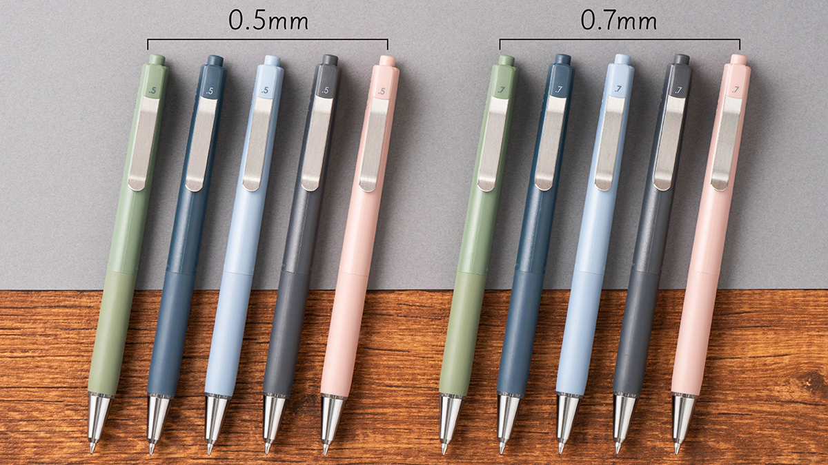 suraripen's tweet photo. #ゼブラ新商品の発売
本日3/3「ブレず、軽い力で濃く書ける※」#ブレンユー から、ビジネスシーンで使いやすい限定カラーが数量限定で登場🎉

ブレンユーには秘密がいっぱい！
みなさんが気になるものを #ゼブラのこれ欲しい をつけて引用ポストで教えてください🙌
1️⃣筆記振動を防ぐ"ブレンシステム"
2️⃣軽い力で濃い"S油性インク"
3️⃣機能的な"バインダークリップ"

※類似仕様の当社従来品との比較