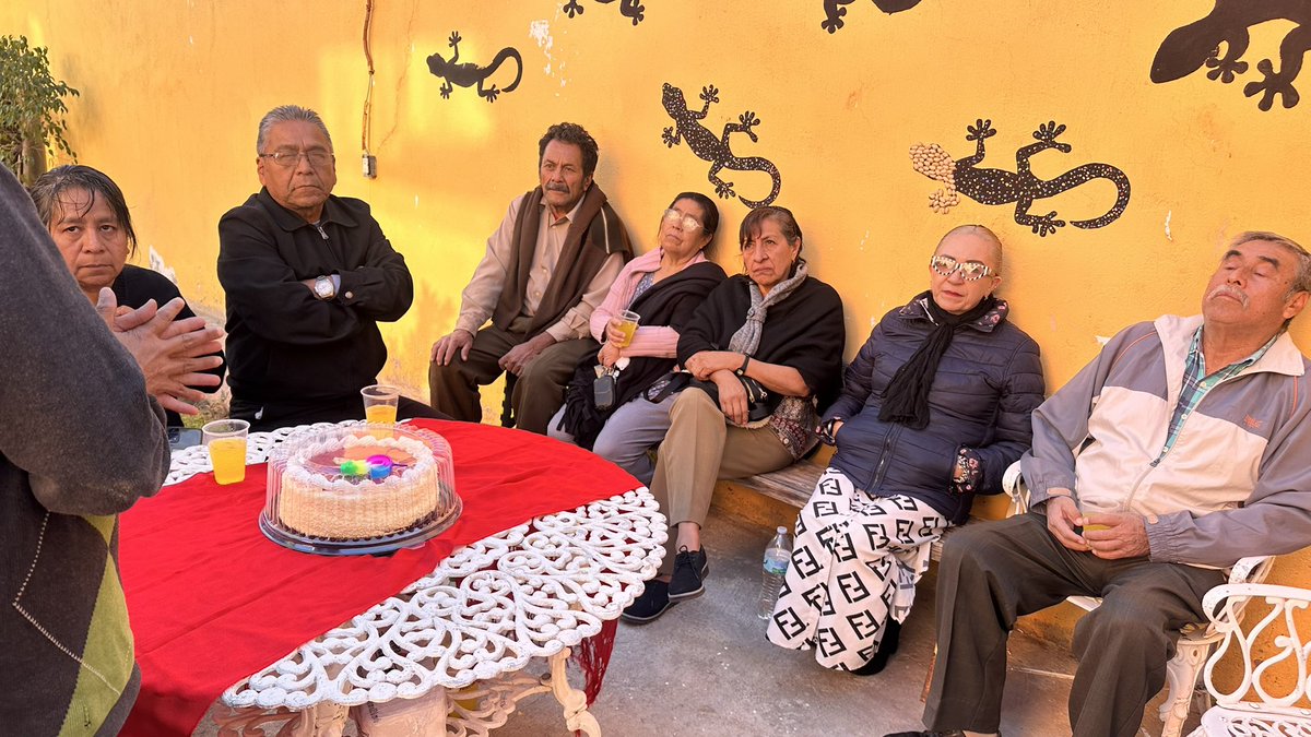 mirnahermo's tweet photo. Gracias por una estupenda reunión con mis amigas y amigos de Bosques del Peñar y de Adolfo López Mateos: Angélica, Gumaro, Claudia, Héctor, Minerva, Patricio, Elisabeth y festejar a Esthercita por su cumpleaños
¡𝓕𝓮𝓵𝓲𝓬𝓲𝓭𝓪𝓭𝓮𝓼 🎉! 
#PRIPACHUCA 
@GeraGarcia04 
@chaviza https://t.co/CluXVK2JQq