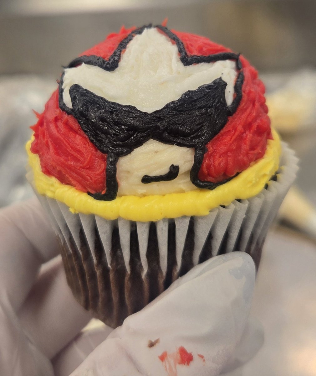 q_x481's tweet image. closeups of the #megaman cupcakes... Zero was destroyed in a terrible accident.... please forgive me