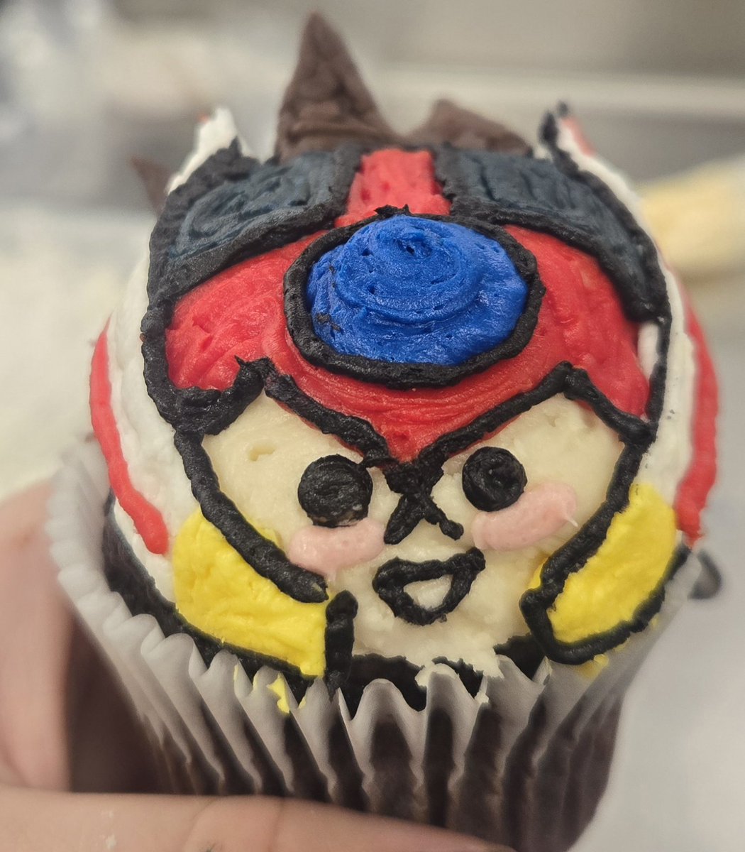 q_x481's tweet image. closeups of the #megaman cupcakes... Zero was destroyed in a terrible accident.... please forgive me