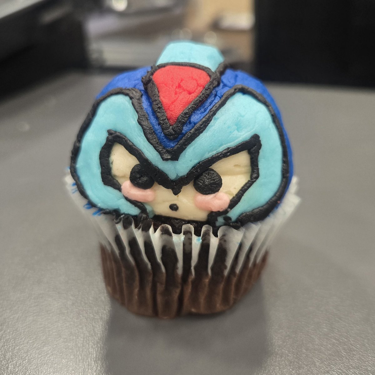 q_x481's tweet image. closeups of the #megaman cupcakes... Zero was destroyed in a terrible accident.... please forgive me
