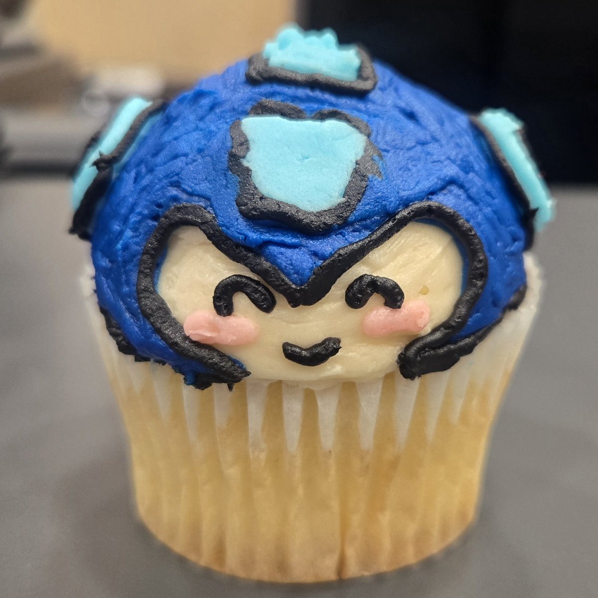 q_x481's tweet image. closeups of the #megaman cupcakes... Zero was destroyed in a terrible accident.... please forgive me