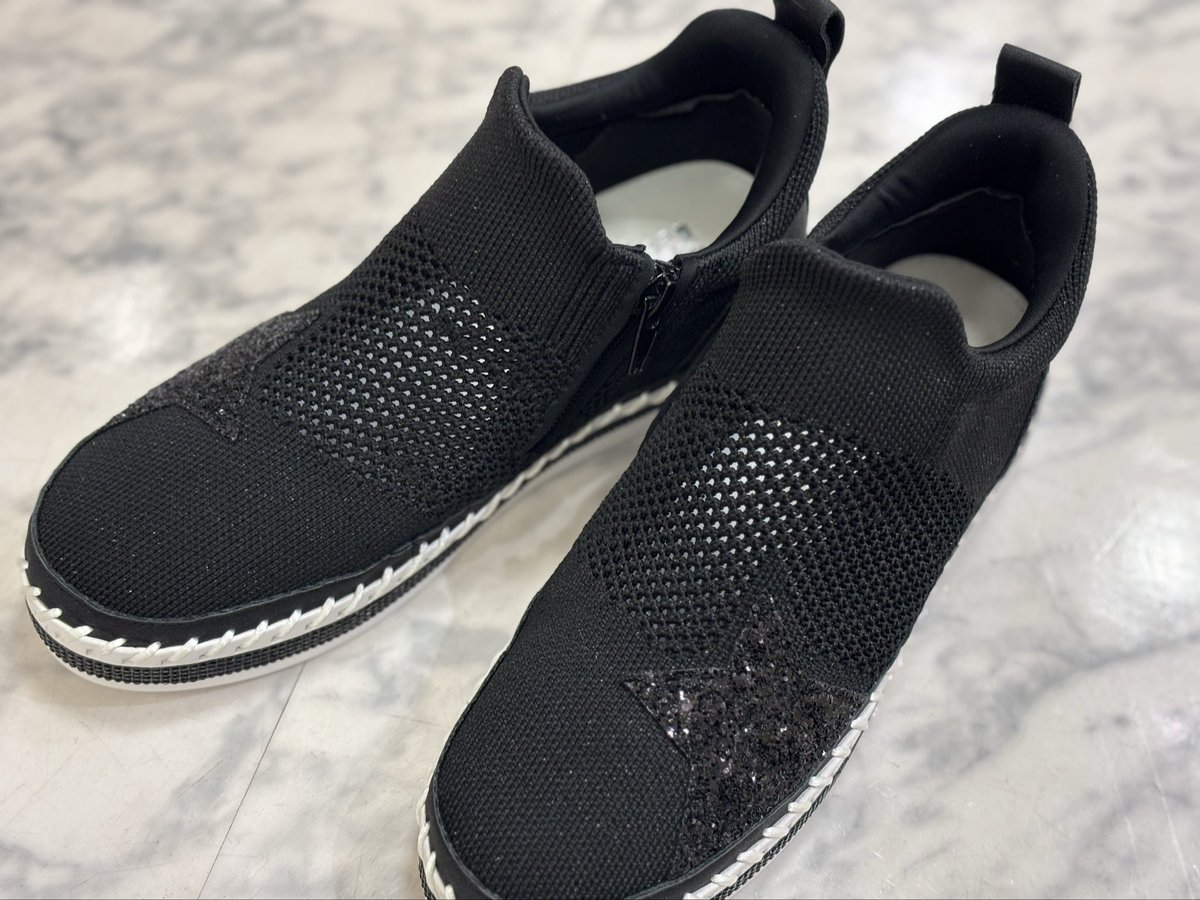 CAMINAR_shoes's tweet photo. 朝起きたらくしゃみが止まらない🤧目が痒いでも私は花粉症ではない‼️認めたら負けだと謎に自分にいい聞かせて出勤😅でも売り場にいても目がしょぼしょぼします💦
カミナルでは、今まで取り扱いのないブランドで、オシャレなスニーカータイプが入荷しています🤗
売り場がどんどん春らしく☘️
#moom https://t.co/mlJYJPucIZ