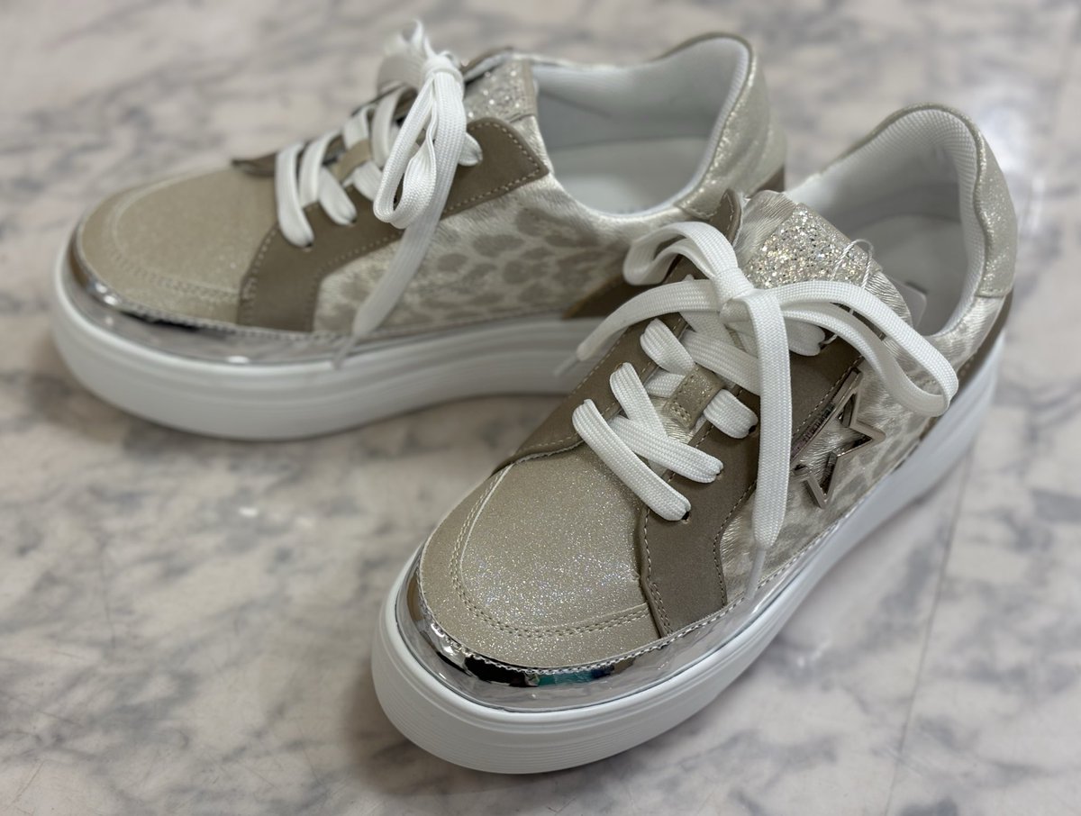 CAMINAR_shoes's tweet photo. 朝起きたらくしゃみが止まらない🤧目が痒いでも私は花粉症ではない‼️認めたら負けだと謎に自分にいい聞かせて出勤😅でも売り場にいても目がしょぼしょぼします💦
カミナルでは、今まで取り扱いのないブランドで、オシャレなスニーカータイプが入荷しています🤗
売り場がどんどん春らしく☘️
#moom https://t.co/mlJYJPucIZ