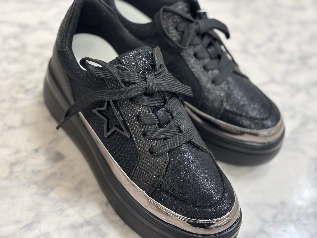 CAMINAR_shoes's tweet photo. 朝起きたらくしゃみが止まらない🤧目が痒いでも私は花粉症ではない‼️認めたら負けだと謎に自分にいい聞かせて出勤😅でも売り場にいても目がしょぼしょぼします💦
カミナルでは、今まで取り扱いのないブランドで、オシャレなスニーカータイプが入荷しています🤗
売り場がどんどん春らしく☘️
#moom https://t.co/mlJYJPucIZ