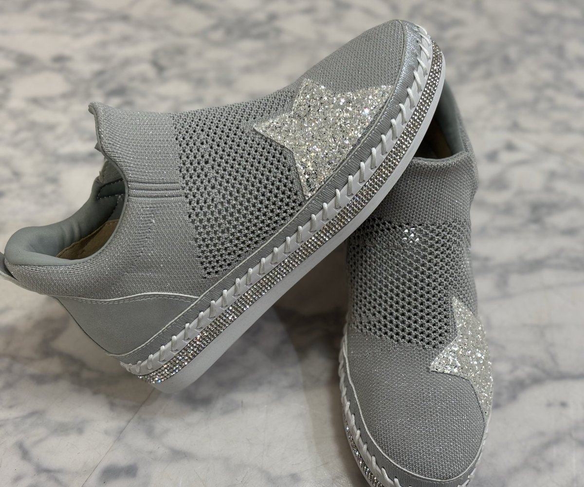 CAMINAR_shoes's tweet photo. 朝起きたらくしゃみが止まらない🤧目が痒いでも私は花粉症ではない‼️認めたら負けだと謎に自分にいい聞かせて出勤😅でも売り場にいても目がしょぼしょぼします💦
カミナルでは、今まで取り扱いのないブランドで、オシャレなスニーカータイプが入荷しています🤗
売り場がどんどん春らしく☘️
#moom https://t.co/mlJYJPucIZ