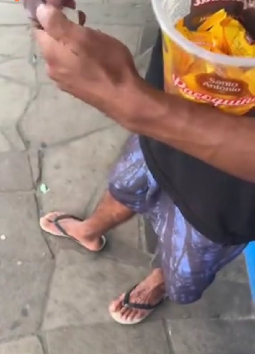 **a foto não é minha! Mas a situação foi a mesma!!**
Acabei de encontrar com um carinha vendendo balas na estação de trem... Já chegou pegando na rola e me chamou pra um canto, queria uma mamada... Mas me encheu de leite! Amo o Rio! 🤤😋