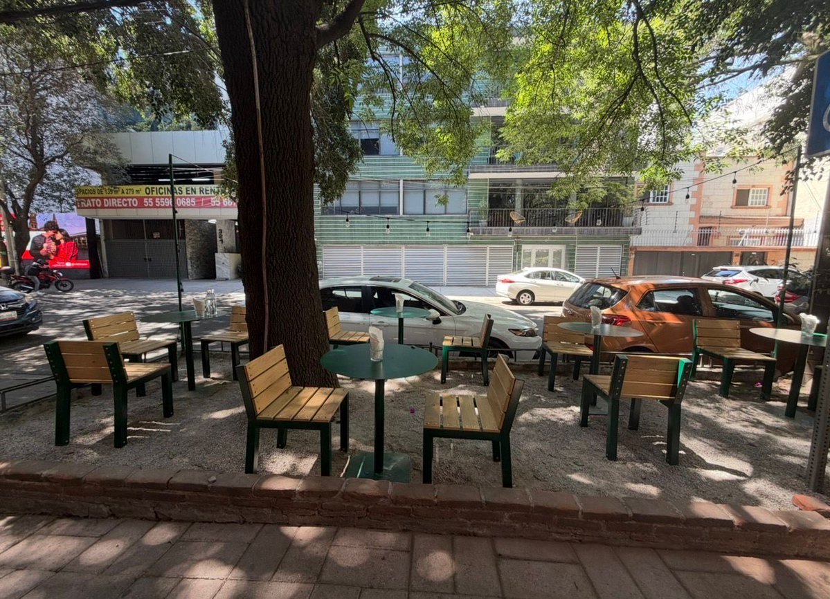 Oigan <a href="/MHGOByJ/">Gobierno y Asuntos Jurídicos MH 2024-2027</a> <a href="/mauriciotabe/">Mauricio Tabe Echartea</a> Como se tolera esto en Petrarca 320! El espacio y áreas verdes son públicos!! Para que se gasta tanto 💰 en remodelar los pasos y áreas para que toleren esto.! Restauranteros a su local! <a href="/lavozdepolanco/">Voz de Polanco</a> <a href="/alpeca/">Alberto Pérez C.</a> ! Gracias !