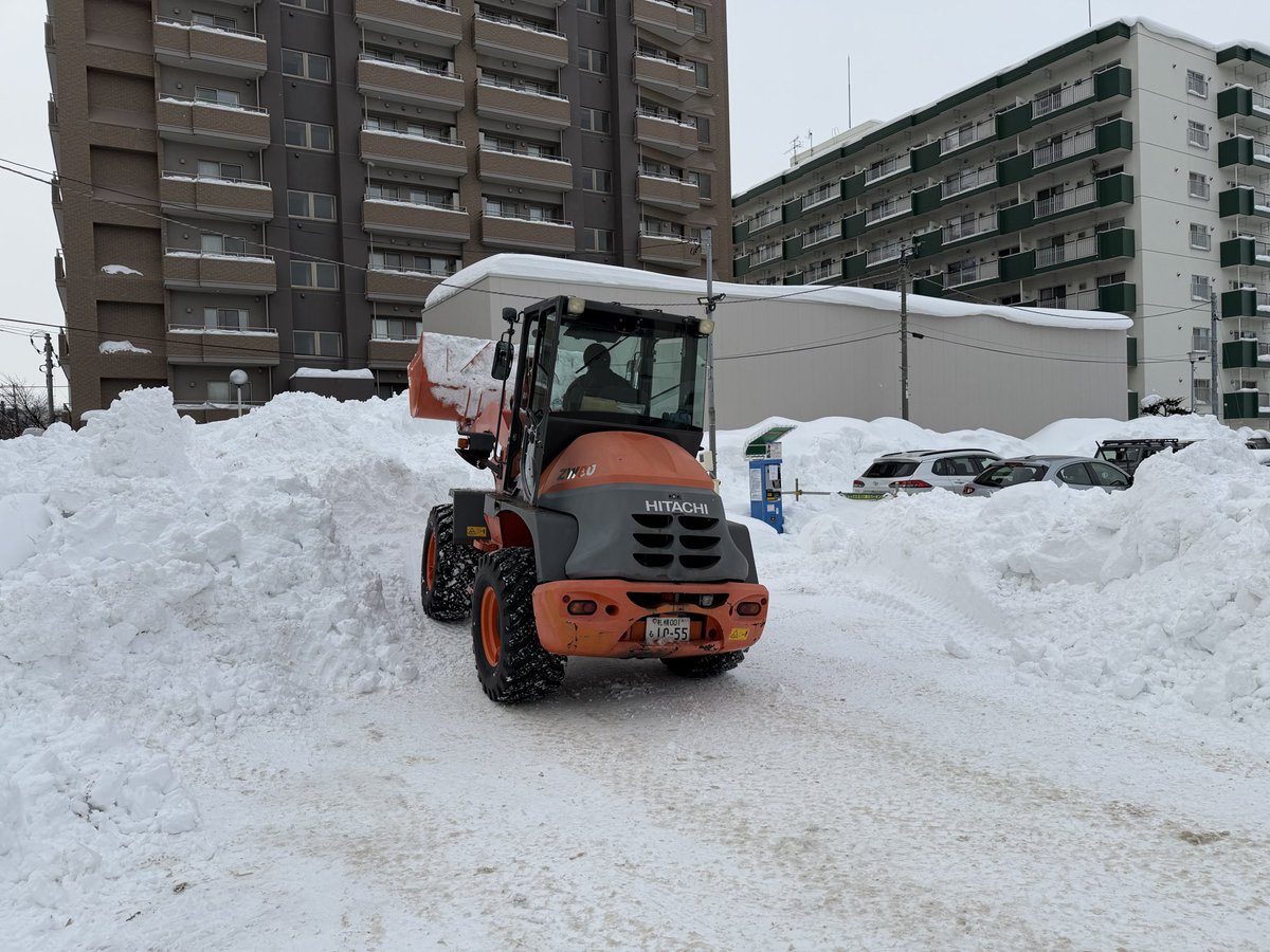 Reccs_cp's tweet photo. どーもこんにちは！管理担当のＫ主任です。。 大雪の��響で今冬はタイヤショベルに乗る機会が多かったわけですが、今年は後進の育成にも力を入れてます。 乗り手が増えると対応の幅が広がりますからね。 新人君が来冬戦力となれるよう、持ってるノウハウは伝えていきますよ〜。 https://t.co/gTWB72lSN3