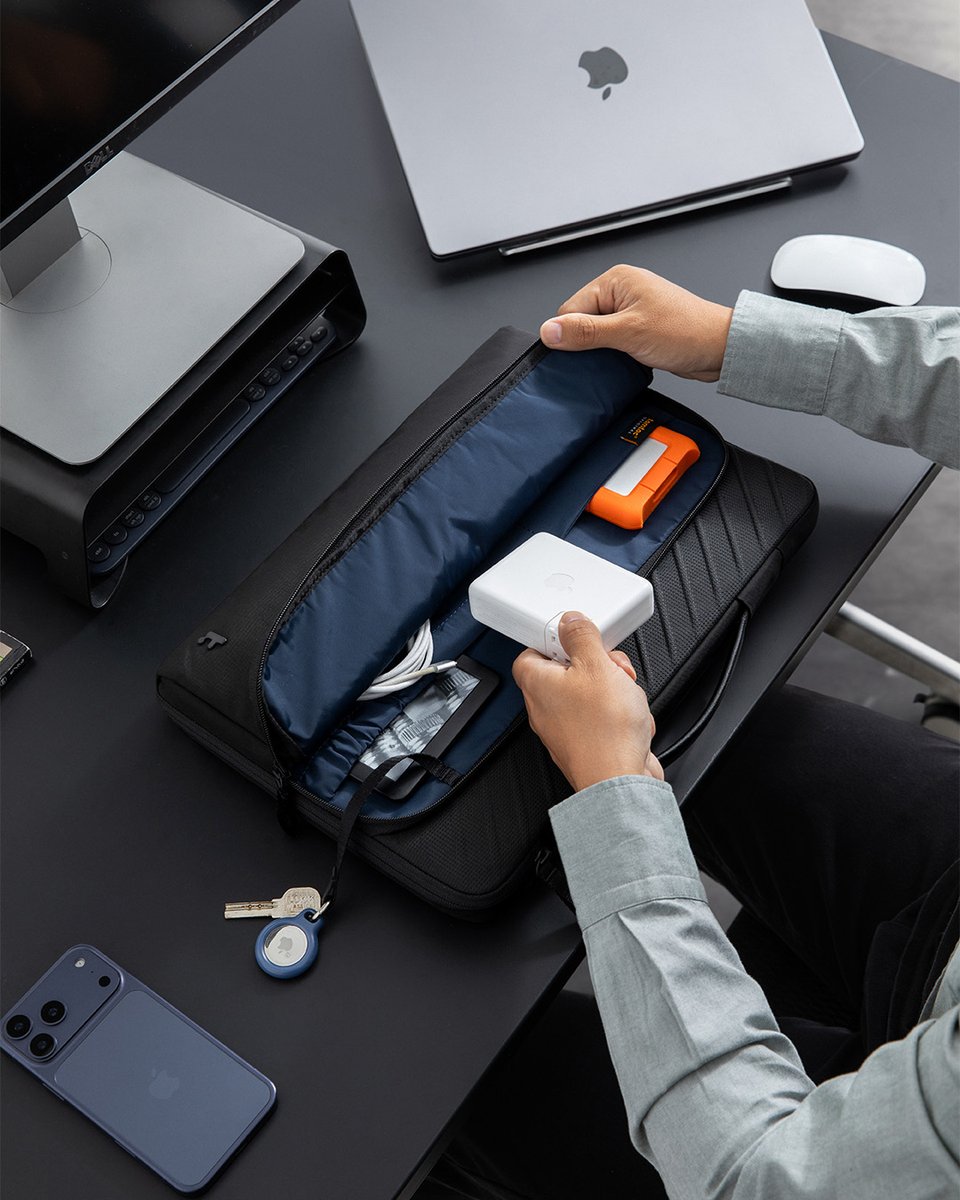 tomtoc_official's tweet photo. Precision in every line.

Made to align with your MacBook, the Voyage A24 laptop carrying bag delivers sleek protection with quiet, modern refinement.
https://t.co/dDCzpuhvFC https://t.co/UukI2PBRXp