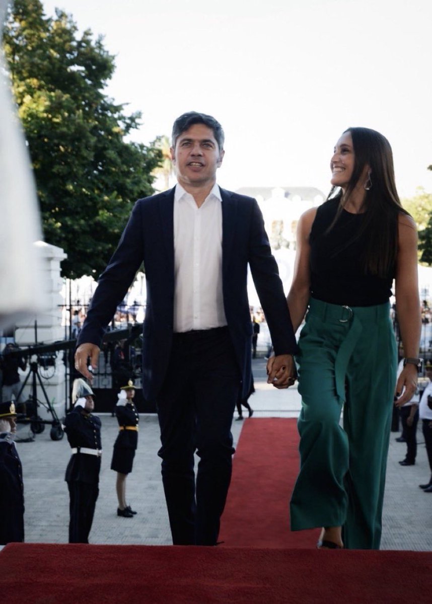 Juli3CGallagh3r's tweet photo. Un dirigente que labura, que tiene una familia, mascotas vivas y se doctoró con 10. Aguante el Enano Soviético, Dr. Axel Kicillof. https://t.co/CStAdCQaoK