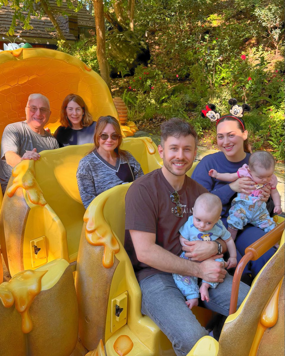 DesankaJulia's tweet photo. My 29th birthday &amp; the twins’ 1st time at Disneyland for their 6 month birthday! 🎈 https://t.co/dQvTowQ7z8