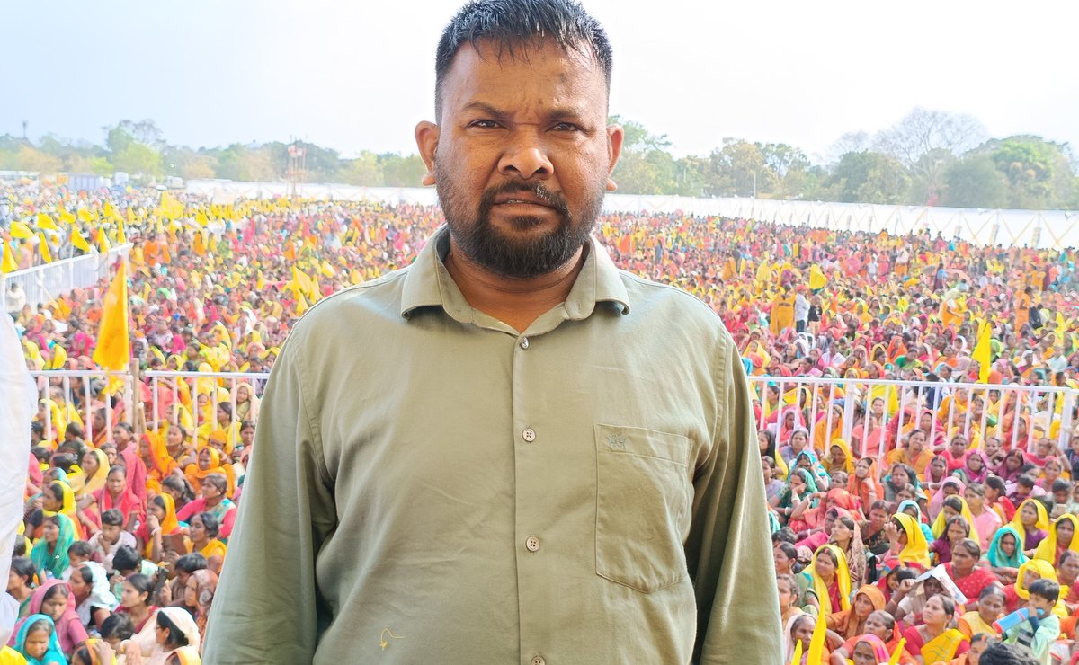 RKMahto9939's tweet photo. कुडमी अधिकार महारैली, प्रभात तारा मैदान, राँची 🏟️👥🎉🔥💥
#kudmisamaj
#yellow_revolution
#ranchi
#KudmiST https://t.co/cxISdo8d5c
