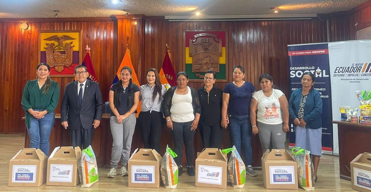 Zona7Inclusiva's tweet photo. #Loja | A fin de garantizar bienestar y protección integral de niñas, niños y adolescentes 🧑👧 del cantón #Calvas entregamos el aporte económico que consistió en kits de alimentos para las 30 familias del servicio de Apoyo y Custodia Familiar.✨
#MDHenTerritorio
#ElNuevoEcuador https://t.co/KieiKrSnpO