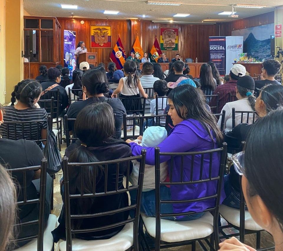 Zona7Inclusiva's tweet photo. #Loja | A fin de garantizar bienestar y protección integral de niñas, niños y adolescentes 🧑👧 del cantón #Calvas entregamos el aporte económico que consistió en kits de alimentos para las 30 familias del servicio de Apoyo y Custodia Familiar.✨
#MDHenTerritorio
#ElNuevoEcuador https://t.co/KieiKrSnpO