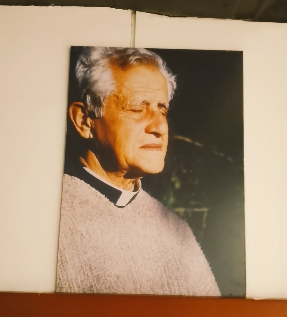 camilo_sil71191's tweet photo. Abro hilo sobre los cuadros del Padre García Herreros en UNIMINUTO Soacha:
Te invito a conocer la huella del Padre García Herreros en nuestra universidad donde encontrarás sus cuadros en la biblioteca, zonas de descanso, pasillos, oratorio . #TallerXperiodismo @WJohan https://t.co/HQUENfGhYr