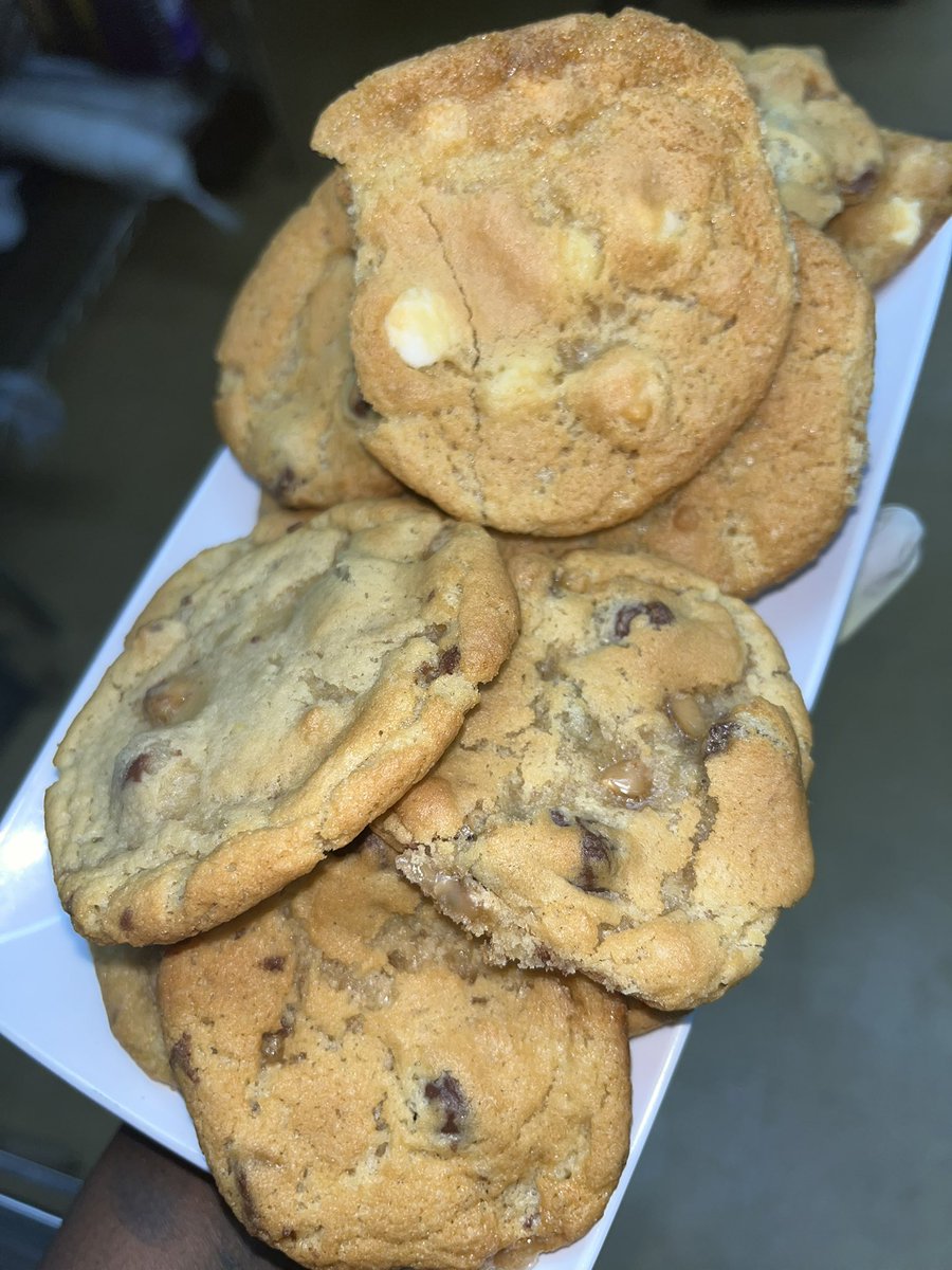 auntietrixitang's tweet photo. These are my Two signature cookies 🍪 
Chocolate Chip Toffee 
Butterscotch White Chocolate (A NYC Linden’s Inspired IYKYK) 
#Cookie #Chocolate #Butterscotch #ScratchCooking https://t.co/iWM8cCUH6s