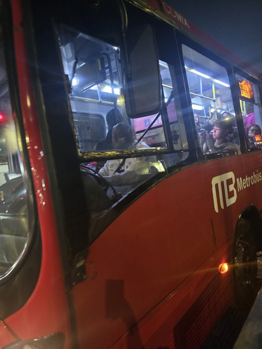 jazminVG28's tweet photo. @MetrobusCDMX haz algo con tus chóferes manejan horrible, cierra la puertas, se enfrena horrible la gente se cae, se lastimaron la mano, gente de la 3era edad lo aplastó con las puertas, le estamos informando que baja gente grande con baston arranca sin terminar de cerrar puerta https://t.co/8zOx1ccb2x