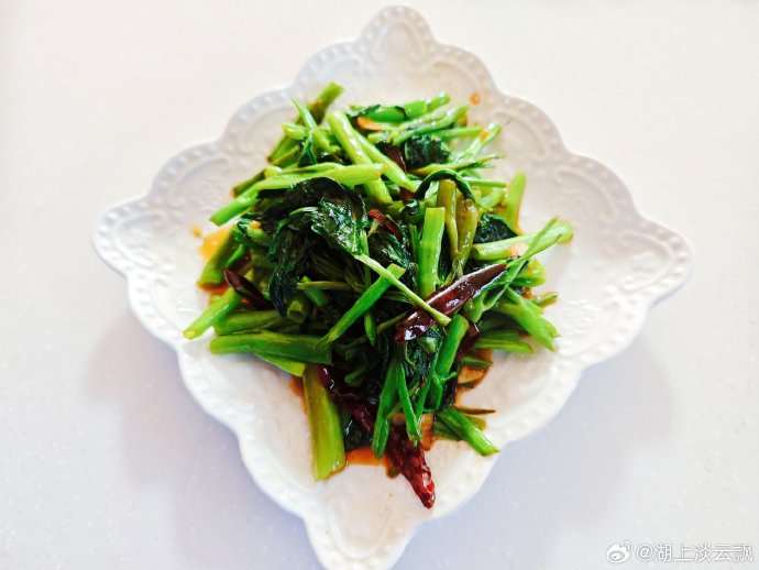 ArvindT16595474's tweet photo. 今日午餐是鲜切番茄炒蛋+清炒时蔬，搭配杂粮饭，清爽饱腹超满足！ https://t.co/6QTKmbxtqR