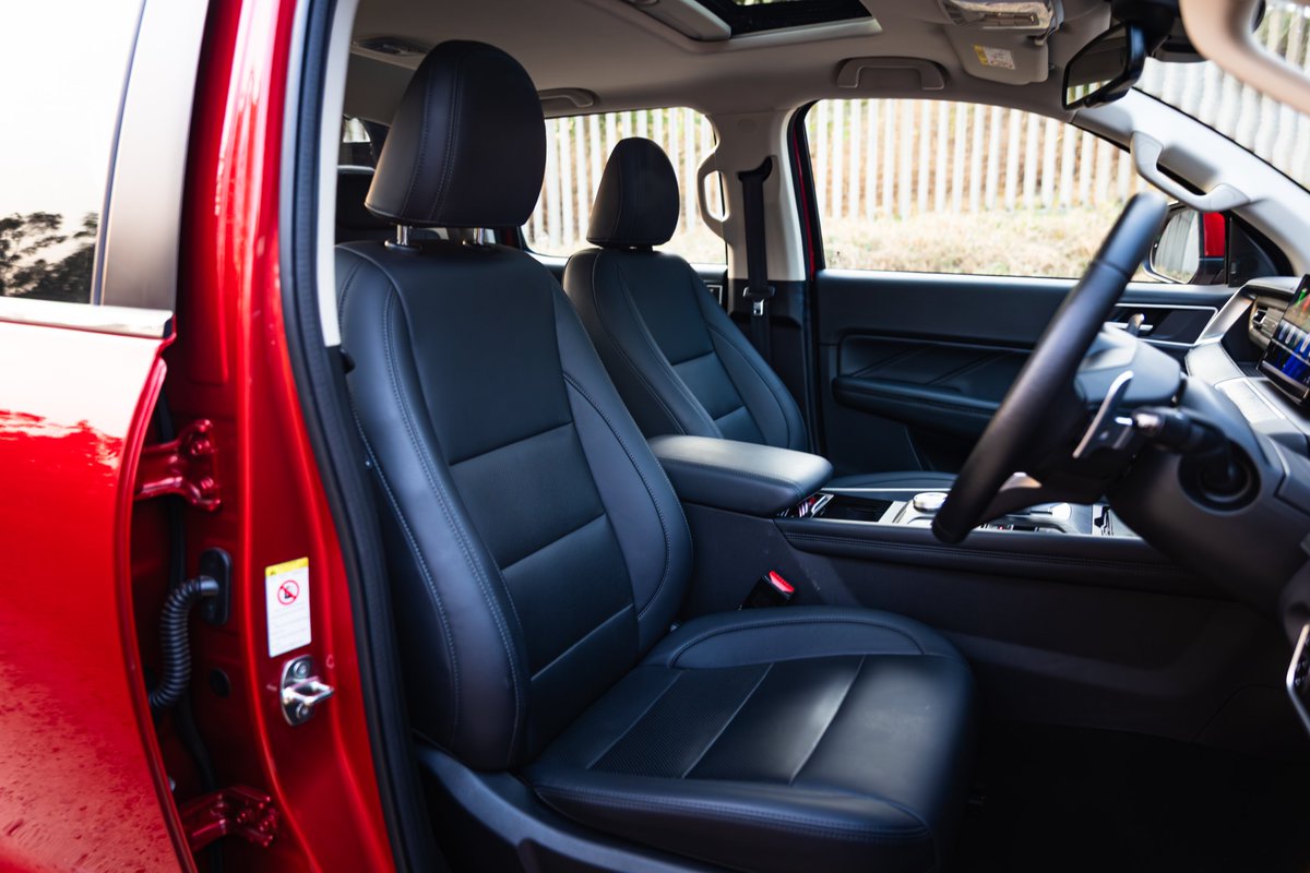 dbn_spotter's tweet photo. The new GWM P300 replaces the P-Series with a 2.4L diesel, 480Nm and a 9-speed auto, plus a much improved interior.
Less flashy than the P500, but possibly the smarter choice.
Does it balance workhorse and daily driver?
Full review 👉🏼 https://t.co/XAnFVOLcEI
#GWMSA #P300 https://t.co/DUJl6vCrle