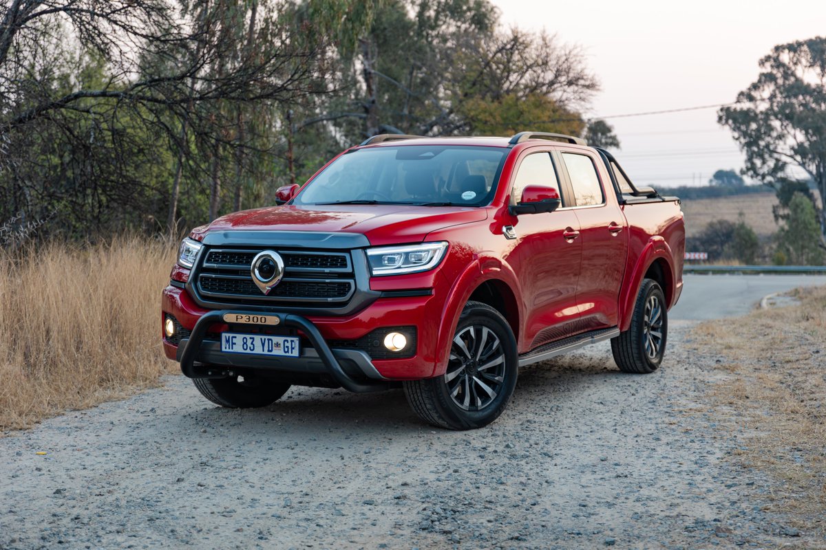 dbn_spotter's tweet photo. The new GWM P300 replaces the P-Series with a 2.4L diesel, 480Nm and a 9-speed auto, plus a much improved interior.
Less flashy than the P500, but possibly the smarter choice.
Does it balance workhorse and daily driver?
Full review 👉🏼 https://t.co/XAnFVOLcEI
#GWMSA #P300 https://t.co/DUJl6vCrle