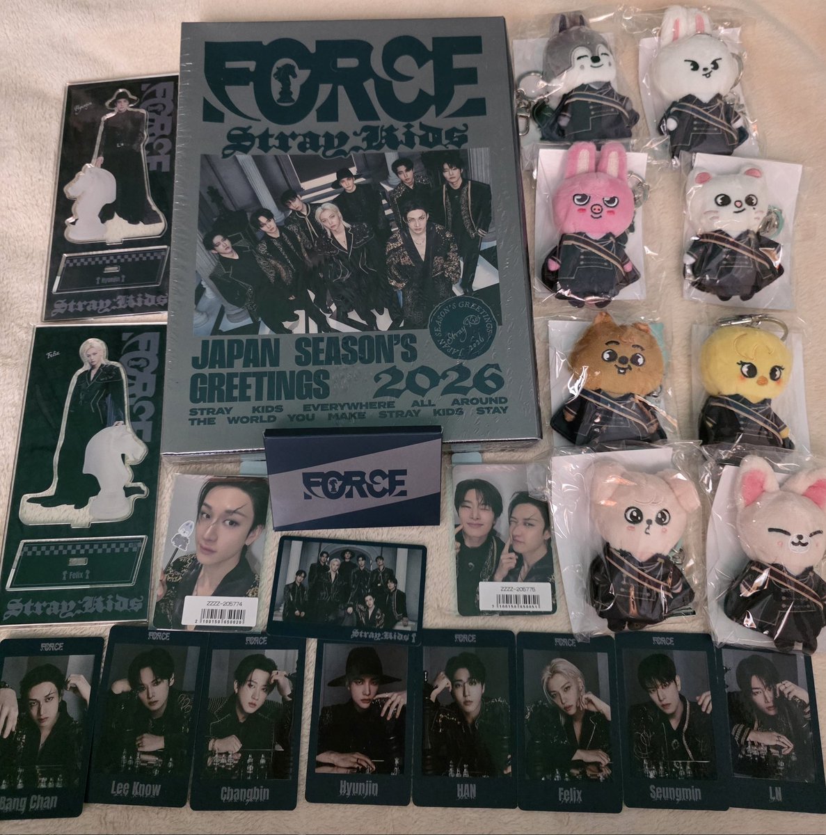 shuga_corgi's tweet photo. My Straykids SG Force order is finally complete ❤️❤️❤️ thank you @seonskz  😘😘😘 https://t.co/lD5vwWfg9p