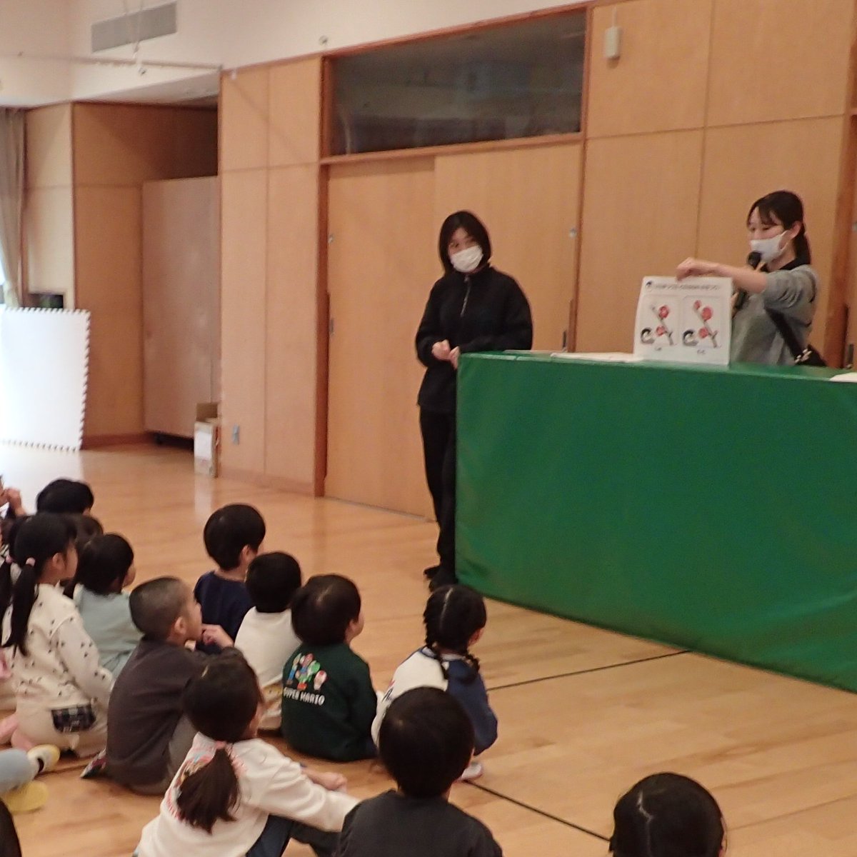 dreamhigashi's tweet photo. 素敵な日通信  3月生まれのお友だち、おめでとうございます！今月はひなまつり集会を行いました。ひなまつりについてクイズで楽しく知り、貝合わせゲームや各クラスの制作紹介もしました。最後に扇子と冠を身に付け「うれしいひなまつり」の曲に合わせて踊り、みんなでひなまつりのお祝いをしました。 https://t.co/dSjCQV2GWk