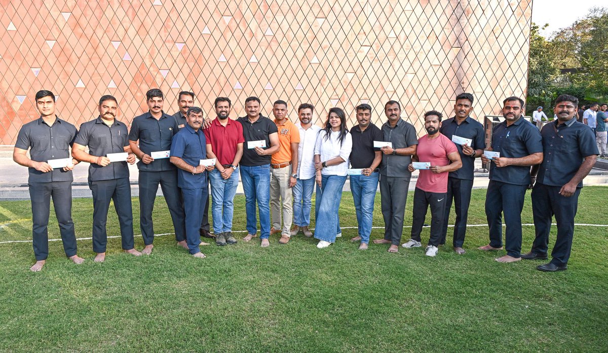 ZydusUniverse's tweet photo. (02/02)

What looked like a simple contest quickly turned into a powerful display of coordination and collective effort. 

#Zydus #ZydusGroup #TugOfWarChallenge #FunBeyondWork #LifeAtZydus https://t.co/JWcgTtF4vg
