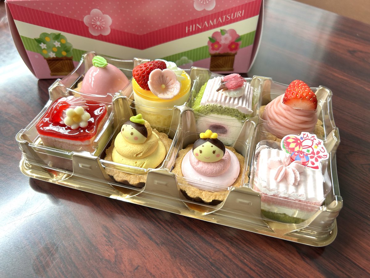 本日3月3日は #ひな祭り！
#桃の節句 のお祝いとしてケーキをいただきました🍰

おひなさまとおだいりさまをイメージしたケーキもあってとっても可愛いらしいですね🌸
皆さまも #ひなあられ #ちらし寿司 などで #ひなまつり をお祝いしてみてくださいね。

#朝日建設 #神奈川県 #相模原市