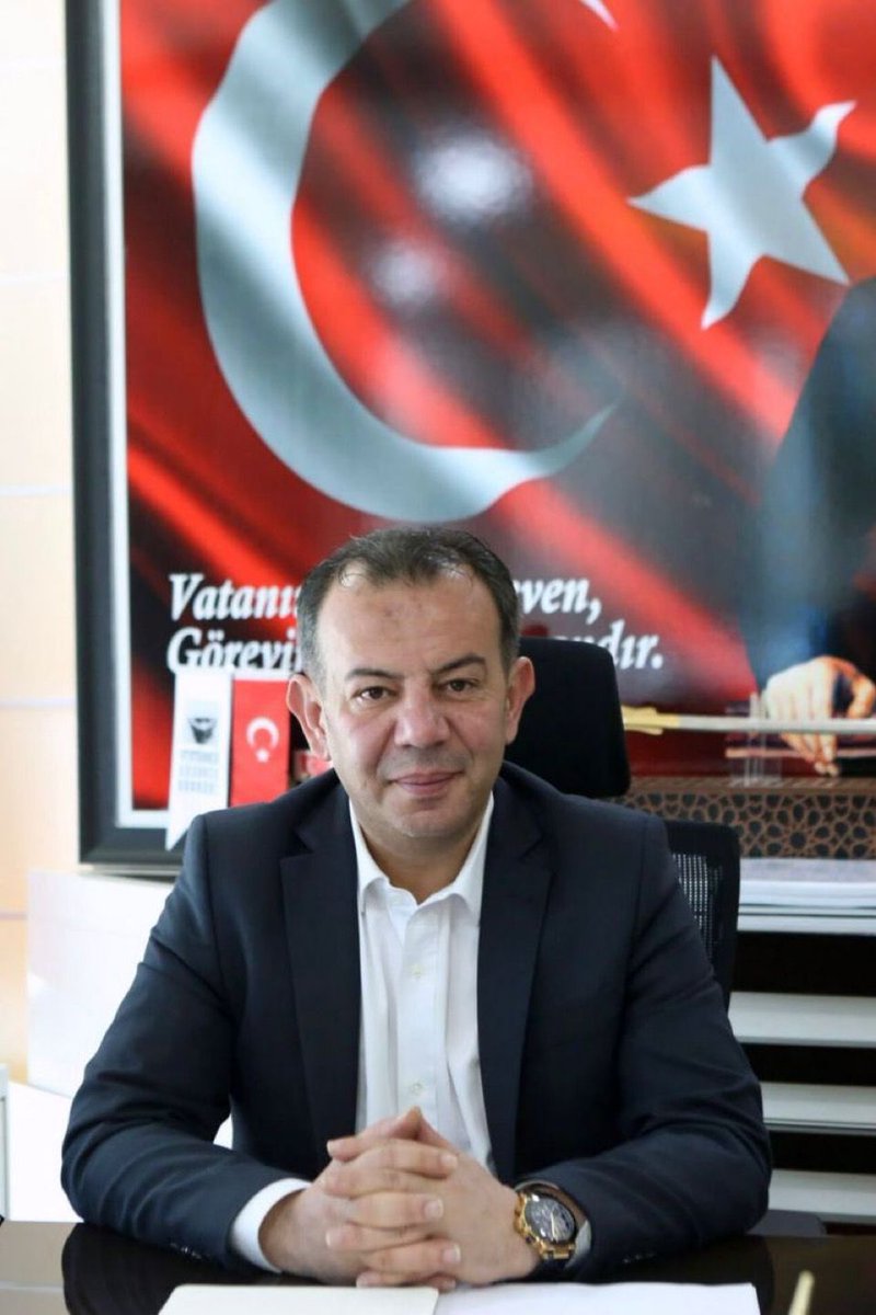 Tanju Özcan; üç dönem milletvekilliği yapmış, Bolu’da iki kez açık farkla seçilmiş bir belediye başkanıdır.

Bolu’nun gençlerini, öğrencilerini düşündüğü, onların daha rahat ve huzurlu eğitim almaları için burs sağladığı için tutuklanması kabul edilemez.

Bu kararın milletin