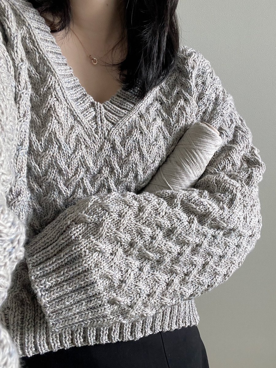 귀여운 포인트들이 모여 스웨터가 되었다.

#헤링본클래식스웨터
올디브 콘사 Layer 시티포그 6합
올디브 글루미버블 Lace 1합

𖡼܀ 올디브 테스터로 실을 무상제공 받았습니다 𖡼܀