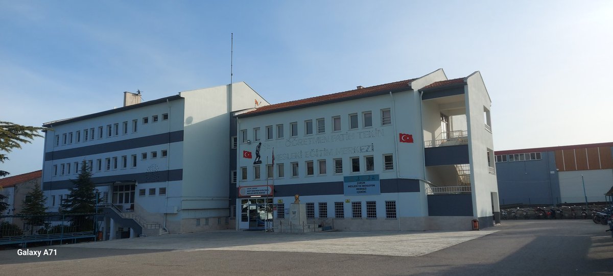 OrsNihat's tweet photo. ÇORUM 'DA DA OKUL İDARESİNE BIÇAKLI SALDIRI!!!
Dün İstanbul'da Çekmeköy'de bir öğretmenimizin vefatı bir öğretmenimizin ve öğrencimizin ağır yaralanması ile sonuçlanan bıçaklı saldırı yapıldı.Canımız yandı.Aynı gün 
@tcmeb @Yusuf__Tekin @CorumValiligi 
@Corum19MEM https://t.co/puc4QpbhdN