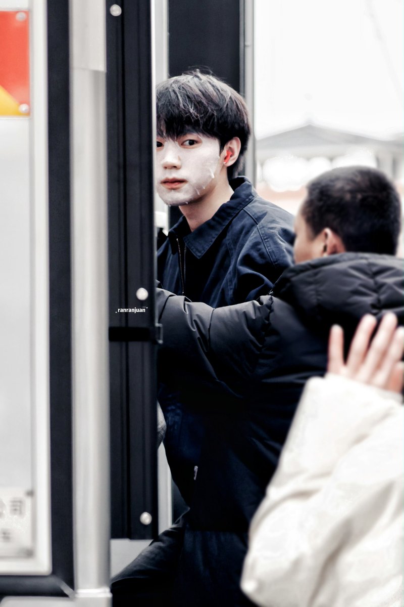 วันนี้มาร์คหน้ามาทำงานแล้วเหมือน 2.5 ขวบเลย แก้มป่อง ๆ นั้นอีก หรานหรานน่ารักอะไรขนาดนี้ล่ะ~

#生命缘 day 41
#โจวอี้หราน #ZhouYiran #周翊然