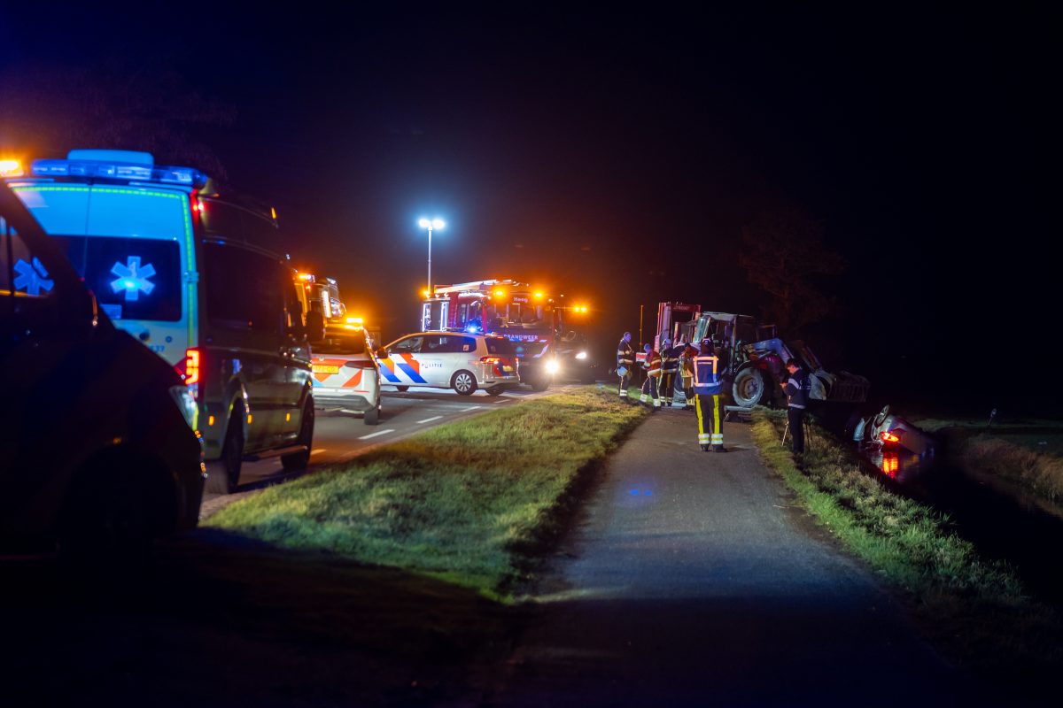 Auto met vijf inzittenden te water in Hommerts