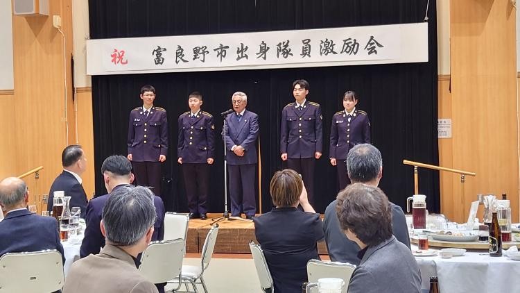 令和８年２月２７日（金）上富良野駐屯地は、富良野地方自衛隊協力会富良野支部 による昨年入隊した隊員を対象とした、令和7年度富良野市出身隊員激励会に参加いたしました。会では富良野支部長、駐屯地司令、富良野市自衛隊家族会会長よりお言葉を賜り若手隊員の今後益々の活躍が期待されました。