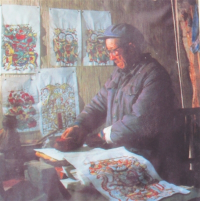 VoiceofPD's tweet image. Zhaozhuang village in Zhuxian town, Kaifeng, central #China's Henan Province, has long been a center for the craft of woodblock #ChineseNewYear paintings. Zhang Tingxu, a national intangible #culturalheritage inheritor, works with his son Zhang Chenyun to fulfill orders for these