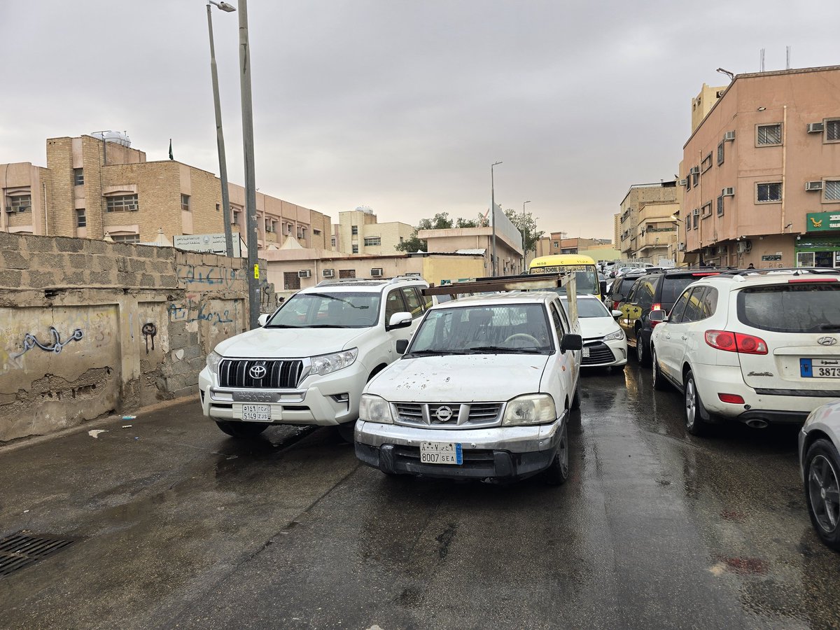 asas44898's tweet photo. @eMoroor معطل  حركه  السير جوار  مدرسة  ارجو تحرير  مخالفة  مرورية https://t.co/okXBfuQT01