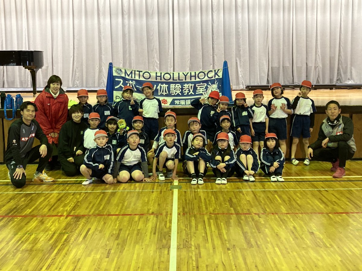 mhh_academy's tweet photo. 【筑西市新治小学校スポーツ体験教室 powered by 常陽銀行】

けんけんコーチ
キックやドリブル、みんな協力して試合も白熱したね！コーチも楽しい時間を過ごしました！今度はサッカースクールに来てね！

出会った子供の数：6793名
訪れた園数：173園/校

#水戸ホーリーホック
#常陽銀行 https://t.co/u8Q3X1hhJG