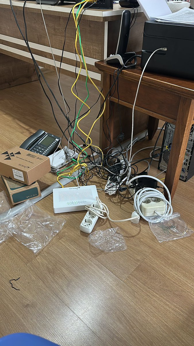 AliAyilmazdir's tweet photo. Türk Telekom hâlâ gelmedi.
İnternet yok.
Telefon yok.
Ama kablolar sağ olsun,
Ofiste görsel şölen var.
Sanırım “fiber” dedikleri şey,
kabloların kalabalık durmasıymış.
Bekliyoruz…
Belki hız da bir gün gelir.
#TürkTelekom #FiberNerede #AltyapıMasalı #İnternetYok    #TTNet https://t.co/SQz0Fm6kzS