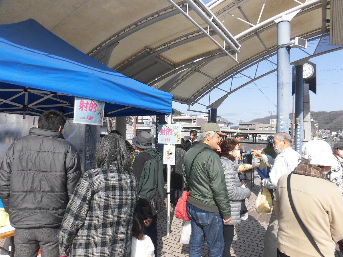 3月1日（日）の井原線ＤＥ得得市の様子です。

デニム祭りと題して、デニム生地を使った飛行機飛ばし大会やテーブルクロス引き大会、こいのぼりやおひなさまづくりのワークショップに多くの方にご参加いただきました！

次回は、4月5日（日）の開催予定です。ぜひ井原線でご来場ください！

#井原駅
