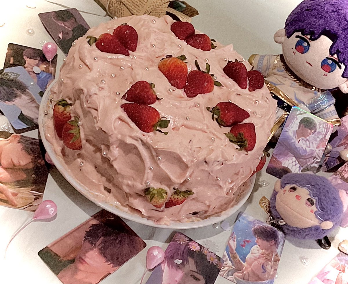 I baked a cake for the Fishie’s birthday ~
Happy birthday, Rafayel! 🥰
