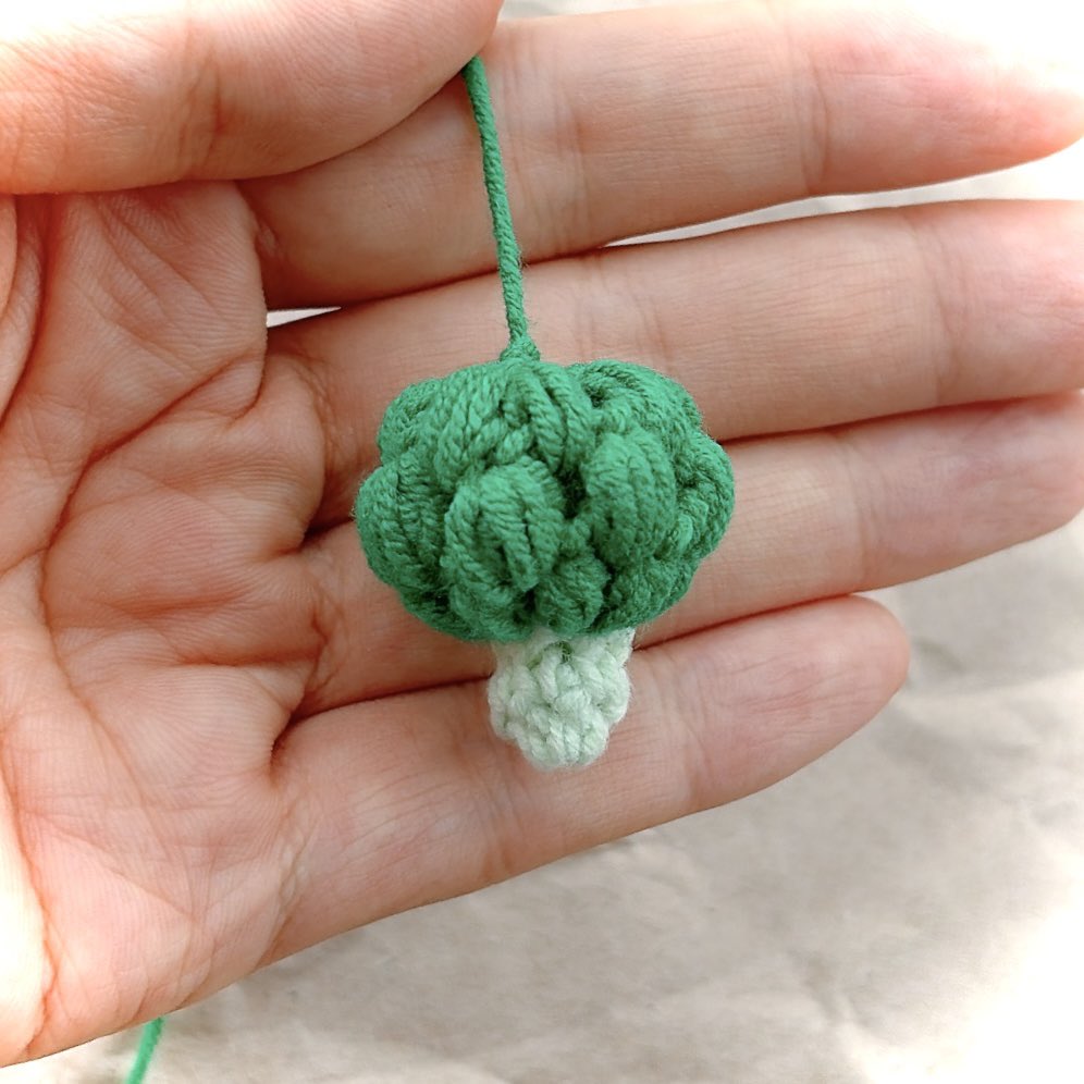 neochikocrochet's tweet photo. ご要望頂いていた、ブロッコリーの編み図、書きました〜🥦🥦

4cmとありますが、3~3.5cmかな…？
編み癖によって変わります。
茎は長くしてもいいし、太くしてもいいし🫶
写真のブロッコリーが編み図のやつです❣️

お気に入りのフォルムなので是非編んでみてねー😄 https://t.co/ZGhPjRmHzo