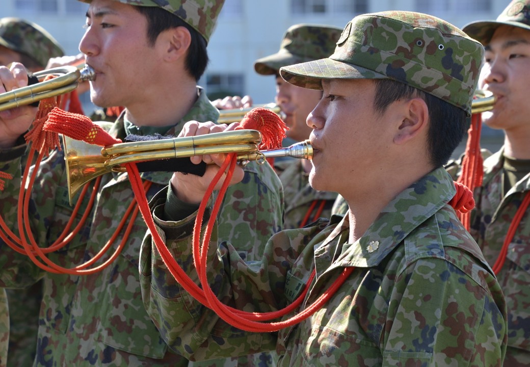 らっぱ教育隊】 陸上自衛官は、起きてから寝るまで日課時限という時間