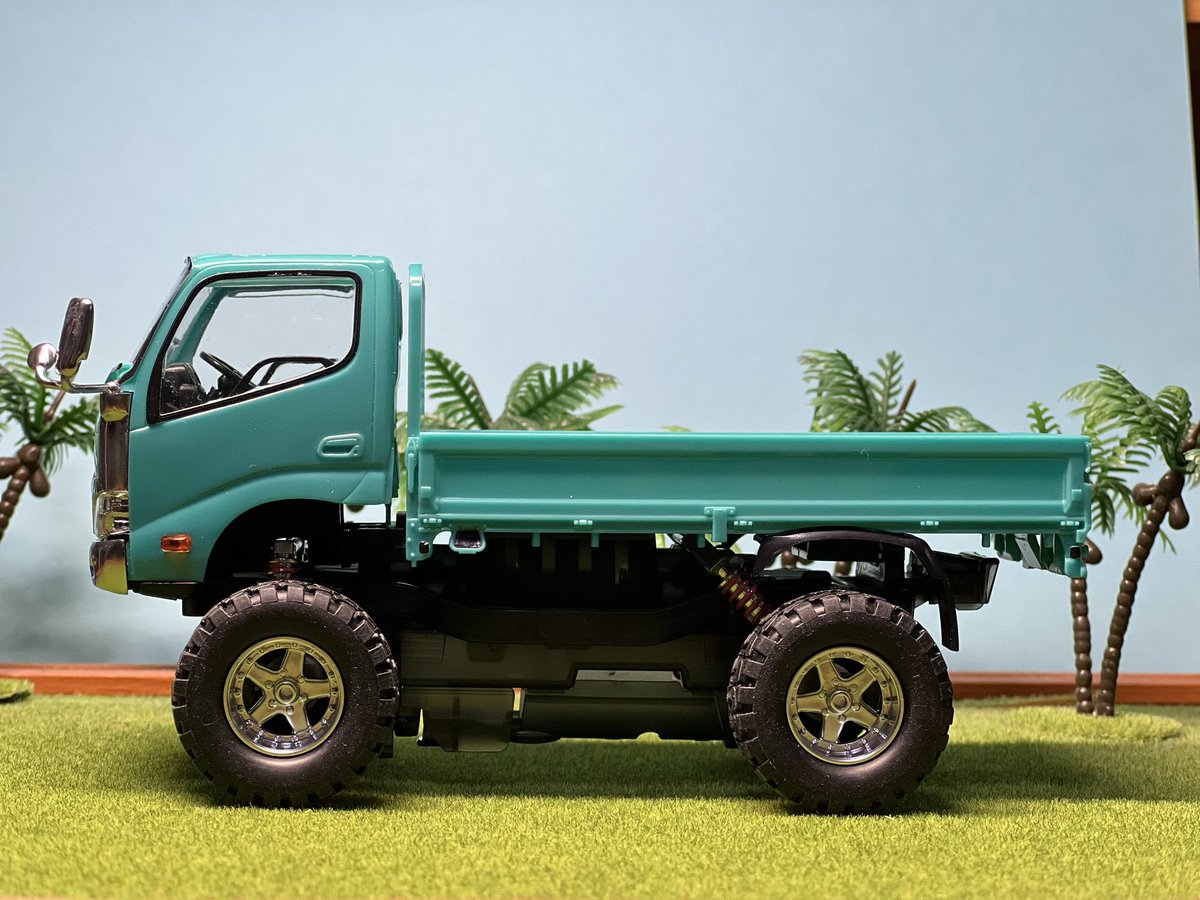 usdm_scales's tweet photo. アオシマ1/32楽プラ日野デュトロ完成しました！

同じ1/32スケールという事でタミヤ製トレイルミニ四駆、ファンブルンのEZシャーシに載せて見ました！

楽プラなので塗装は最小限で製作しました👍

寄り道終わったのでそろそろミニカー進めます… https://t.co/lVtEidnP0l