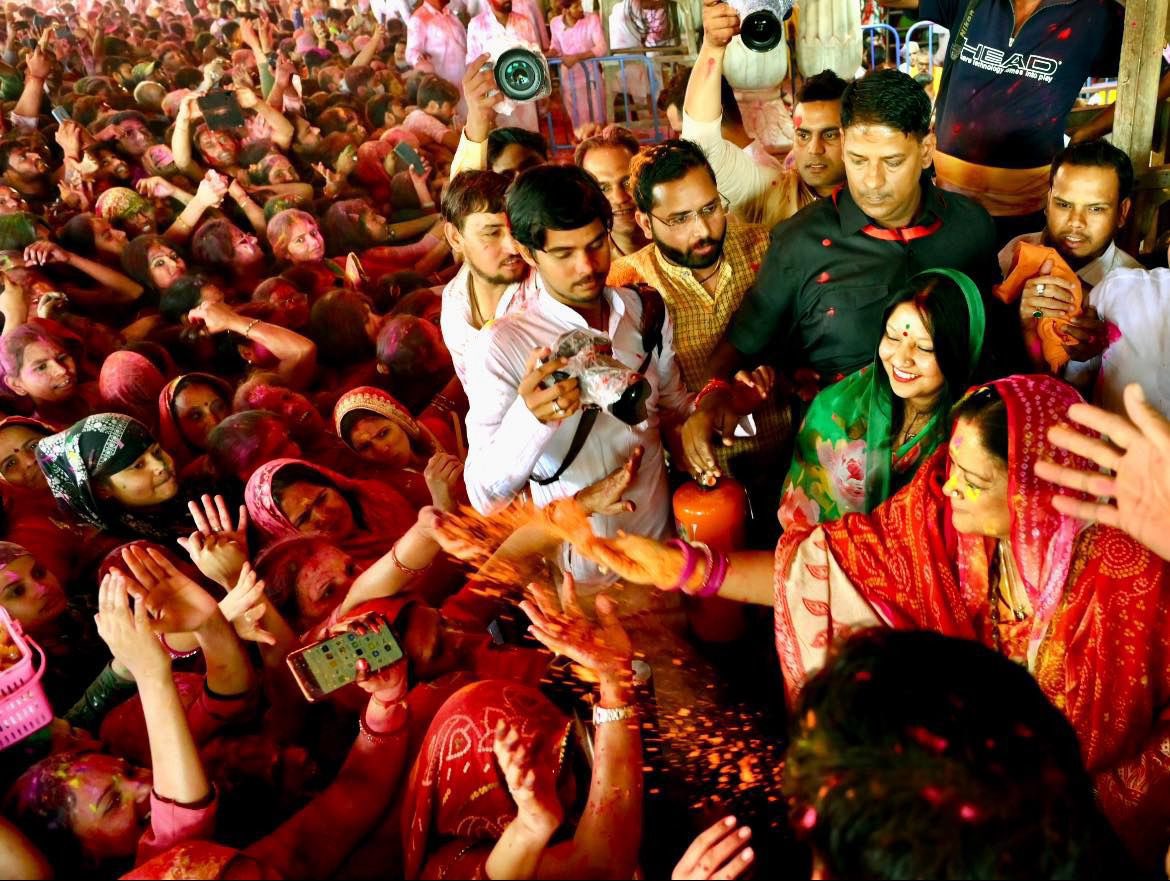 सगळा देश अर प्रदेशवासियां ने होळी री हियै री उण्डाई सूं मोकळी मोकळी सुभकामनावां अर घणा नै घणा राम राम!

सभी प्रदेशवासियों को रंगों के पावन पर्व होली की हार्दिक शुभकामनाएं।

रंग, उमंग और आपसी अपनत्व से भरपूर यह त्योहार आपके जीवन में अनगिनत खुशियाँ लेकर आए ऐसी कामना करती हूं!