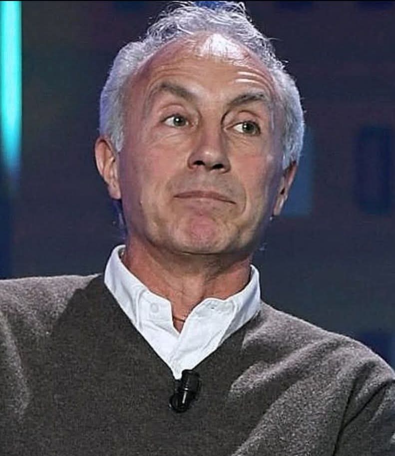 itsmeback_'s tweet photo. Editoriale di Marco Travaglio
- 3 Marzo 2026

I NEMICI DEGLI ALTRI

Nessuno può ovviamente sapere né quanto durerà né come finirà la guerra avviata da #Trump a rimorchio di Netanyahu contro l’#Iran che ha fatto esplodere l’intero Medio Oriente. L’unica certezza è chi sarà la vittima principale, oltre alla popolazione civile “liberata” a suon di bombe e stragi: l’#Europa. Ancora una volta pagheremo carissima una guerra che non ci appartiene contro un nemico che non è il nostro. Noi europei centro-occidentali non abbiamo nemici, ma ce li facciamo regolarmente imporre dai presunti “amici”: gli Usa e ora persino Israele. Con l’Iran, così come con Russia e Cina, avremmo tutto l’interesse ad avere rapporti decenti, ma non possiamo perché gli “amici” ci costringono a combattere o a subire le loro guerre. Dovremmo deciderci – lo scrive Gianandrea Gaiani su Analisi Difesa – a “liberarci dei liberatori”, ma per farlo ci servirebbe una classe dirigente degna di questo nome al posto degli invertebrati che ci sgovernano, incapaci di fare i nostri interessi, opposti ormai da decenni da quelli di Washington. Nel 1999 Clinton ci trascinò in guerra con la Serbia di Milosevic, destabilizzando i Balcani a spese nostre e della Russia e a vantaggio degli Usa. Nel 2001-’03 Bush jr. ci trascinò in guerra con l’Afghanistan e l’Iraq, con ondate di profughi e di terrorismo e rincari petroliferi che danneggiarono l’Europa. Nel 2010-’11 Obama fomentò le primavere arabe incendiando il Nord Africa e il Medio Oriente dalla Libia, all’Iraq alla Siria, compromettendo la nostra sicurezza energetica e quella politica con altre vagonate di migranti. Il golpe di grazia arrivò nel 2024, con il regime change in Ucraina (non un filoputiniano, ma la vicesegretaria di Stato Victoria Nuland dichiarò al Congresso che gli Usa avevano “investito 5 miliardi” nella “rivolta” di Maidan al grido di “Europa vaffanculo!”), la guerra civile, l’invasione russa, la distruzione dei gasdotti Nord Stream a opera del trio Kiev-Varsavia-Cia, le auto-sanzioni a Mosca, i soldi buttati in una guerra persa in partenza: cioè il definitivo suicidio dell’Europa.

Sempre lo stesso copione: gli Usa ci impongono le loro guerre, noi paghiamo il conto e raccogliamo i cocci. Ora le bombe sull’Iran, con la conseguente chiusura dello Stretto di Hormuz e il gran ritorno dei pirati Houthi contro le nostre navi, rimandano alle stelle il greggio e indovinate chi ci rimette? Noi. E chi ci guadagna? Gli Usa, che aumenteranno vieppiù le esportazioni del loro gas e del loro petrolio, costosissimi e inquinantissimi per la tecnica del fracking, ma ora persino convenienti col boom del greggio e la rinuncia suicida dell’Europa a rifornirsi in Russia a un quinto del prezzo. Poi, come sempre, arriveranno i profughi e i terroristi. Furbi, noi.

- Il Fatto Quotidiano