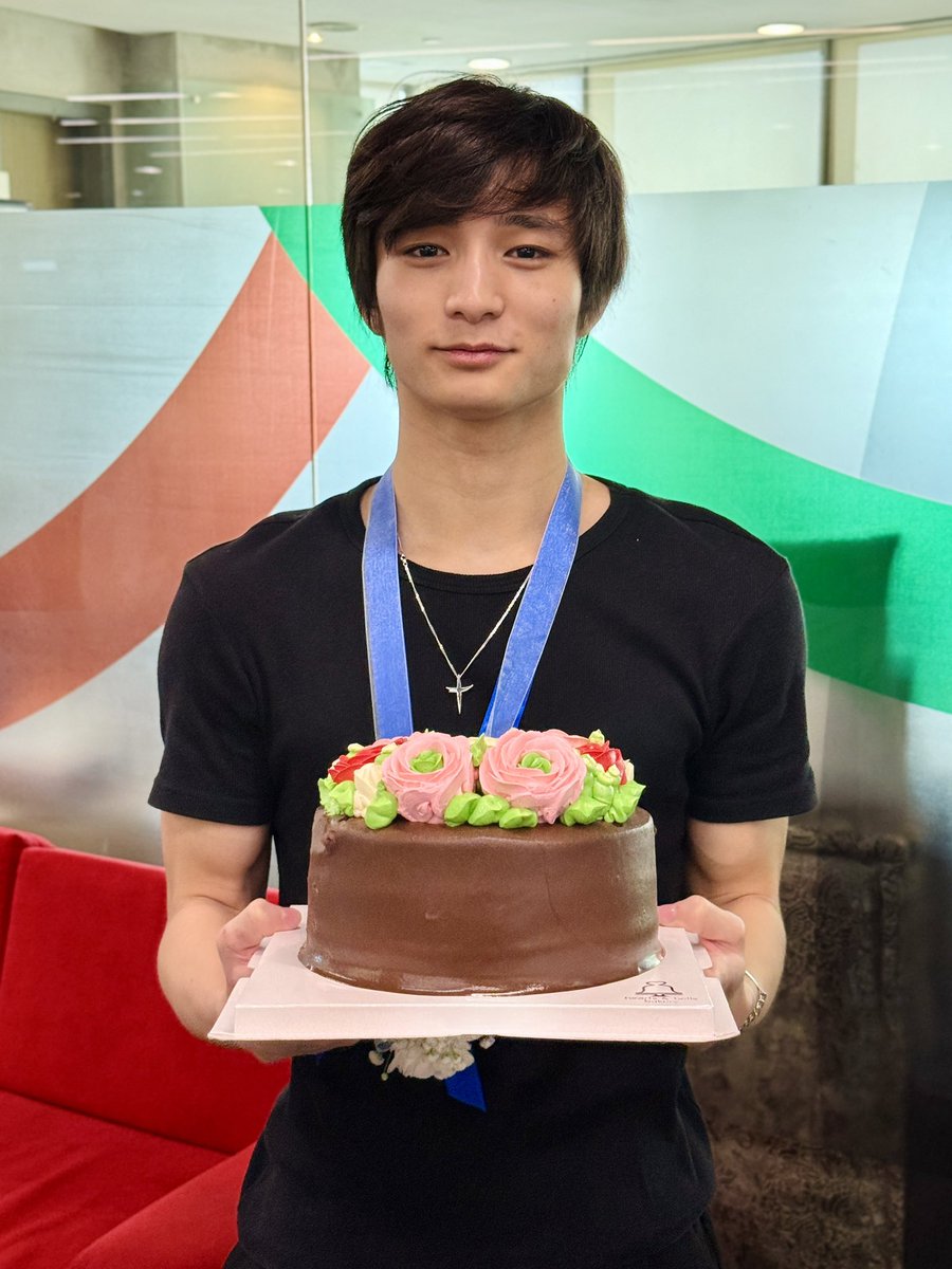 😎#JoaquinArce aura farmed hard at the office during his Star Magic salubong today! Looking good, Rising Dreamer of Muntinlupa and 3rd Big Placer!

#TatakStarMagic #PBBCollab2point0