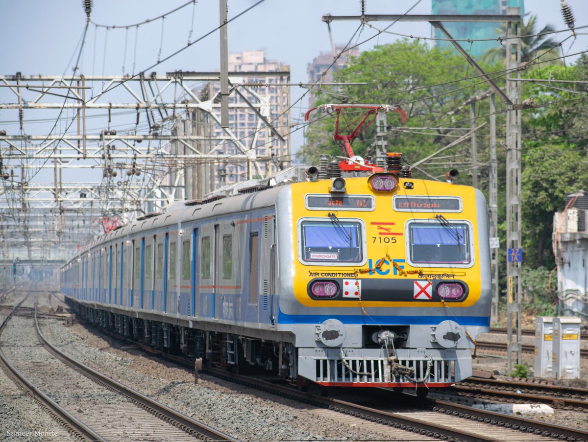 Sameermohite285's tweet image. Newbie of @WesternRly ❤️💙
.
WR received a new MEDHA AC EMU which has a similar livery like the first AC EMU..
.
Rake. 7105-06
.
#westernrailway #aclocal