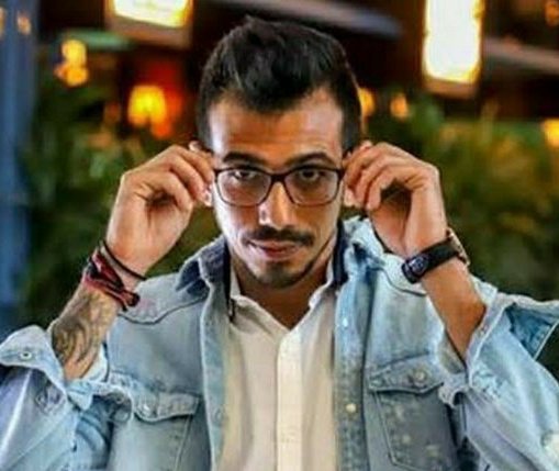 KraantiKumar's tweet photo. Yuzvendra Chahal ने सोशल मीडिया पर फोटो साझा कर पोस्ट किया है, 

जिसमें लिखा है : Support the Country You Live in or Live in the Country you Support.

सभी जानते हैं बिना नाम लिए Yuzi किस समुदाय को टारगेट कर रहे हैं.

होता क्या है जब कोई Pitch और Bed पर लगातर फेल होता है, अच्छा परफॉर्म नही कर पाता है तो वो सरकारी दलाल बनकर फायदा उठाने के लिए

इस तरह की बकवास भरी पोस्ट करता है. इस उद्देश्य से की मालिक की नजर पड़ जाए और सरकार के करीब आकर लाभ उठाने का मौका मिले.

अमेरिका में भी लोग ईरान युद्ध पर डोनाल्ड ट्रंप की आलोचना कर रहे हैं लेकिन वहां Khuzi या Yuzi ने इस तरह की पोस्ट नही की है. Yuzi को माफी मांगनी चाहिए.